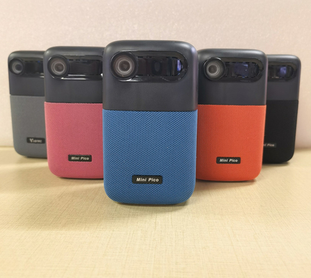 100 Lumens Portable DLP Projector Quad Core 1.4G สร้างในแบตเตอรี่ 10000mAh